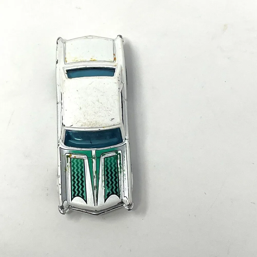 Vintage Hot Wheels ‘64 Buick Rivera 2001 Mattel Rare Diecast White‎ & Green Car